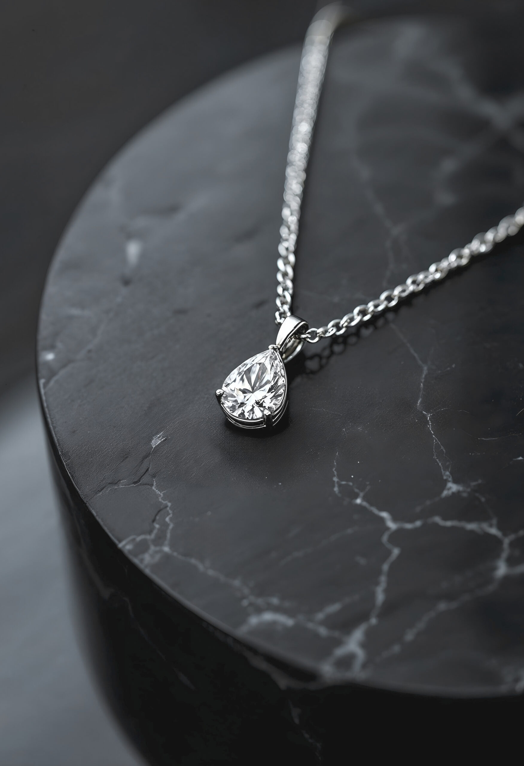 Collar "Gota de Luna" con Zafiro y Diamantes