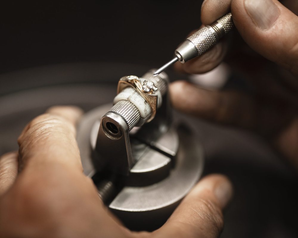 joyero-trabajando-en-la-tienda-con-equipo