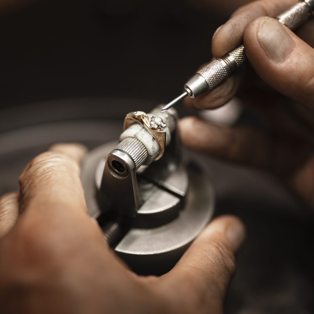 joyero-trabajando-en-la-tienda-con-equipo