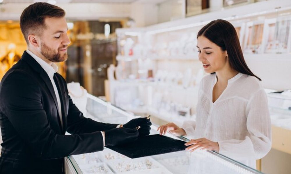 mujer-eligiendo-anillo-joyeria_1303-30664